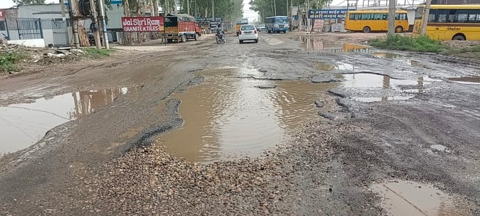 चीका-पटियाला हाईवे की बदहाल हालत से गुजरते वाहन। संवाद चीका-पटियाला हाईवे की बदहाल हालत से गुजरते वाहन। संवाद