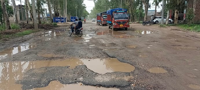 चीका-पटियाला हाईवे की बदहाल हालत से गुजरते वाहन। संवाद चीका-पटियाला हाईवे की बदहाल हालत से गुजरते वाहन। संवाद