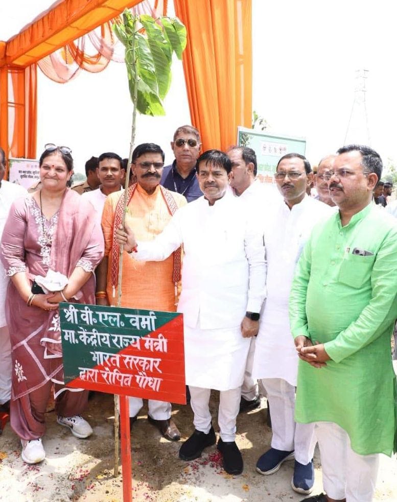 एमजीपी कॉलेज में पौधारोपण करते पूर्व राज्यमंत्री विमलकृष्ण अग्रवाल। संवाद एमजीपी कॉलेज में पौधारोपण करते पूर्व राज्यमंत्री विमलकृष्ण अग्रवाल। संवाद
