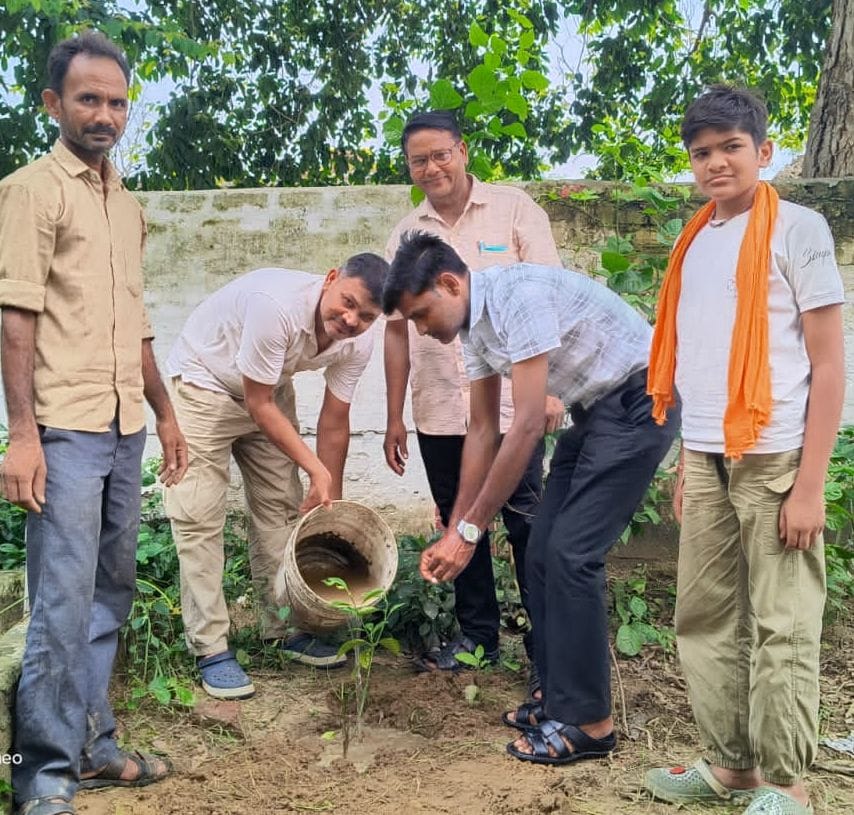 एमजीपी कॉलेज में पौधारोपण करते पूर्व राज्यमंत्री विमलकृष्ण अग्रवाल। संवाद एमजीपी कॉलेज में पौधारोपण करते पूर्व राज्यमंत्री विमलकृष्ण अग्रवाल। संवाद