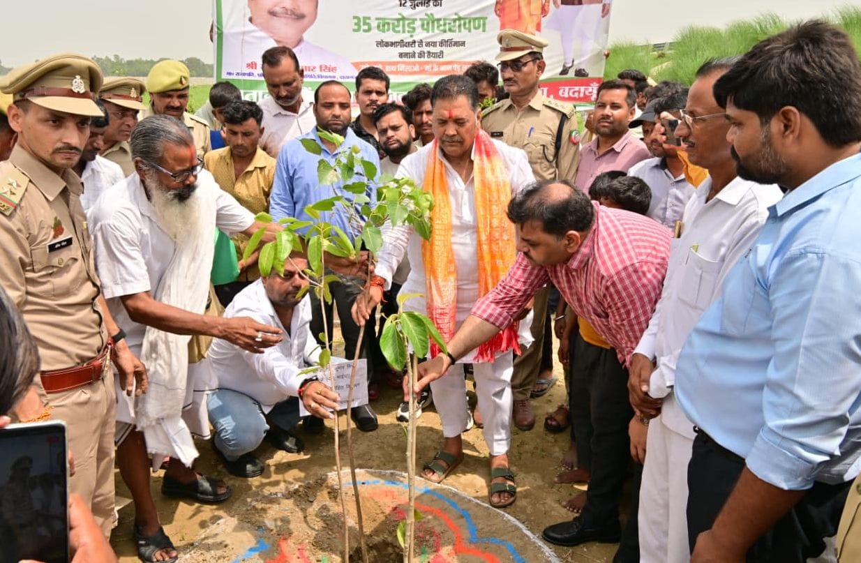 एमजीपी कॉलेज में पौधारोपण करते पूर्व राज्यमंत्री विमलकृष्ण अग्रवाल। संवाद एमजीपी कॉलेज में पौधारोपण करते पूर्व राज्यमंत्री विमलकृष्ण अग्रवाल। संवाद