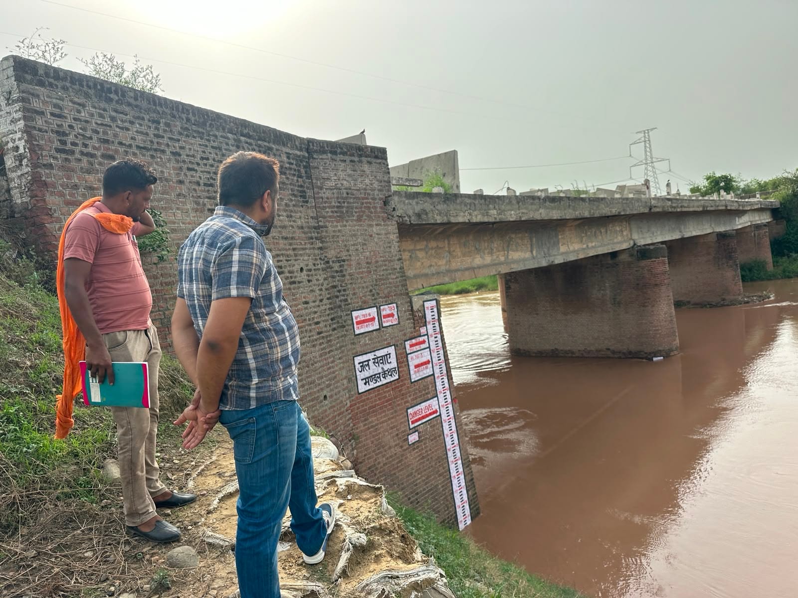 एसडीएम मनीष कुमार यादव गुहला क्षेत्र में घग्गर का दौरा कर जायजा लेते हुए। एसडीएम मनीष कुमार यादव गुहला क्षेत्र में घग्गर का दौरा कर जायजा लेते हुए।