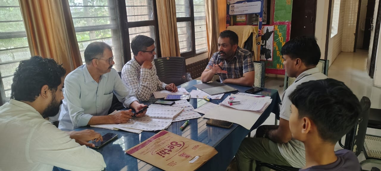 एसडीएम मनीष कुमार यादव ने एसआईआर अभियान को लेकर गांवों का निरीक्षण करते हुए। डीआईपीआरओ एसडीएम मनीष कुमार यादव ने एसआईआर अभियान को लेकर गांवों का निरीक्षण करते हुए। डीआईपीआरओ