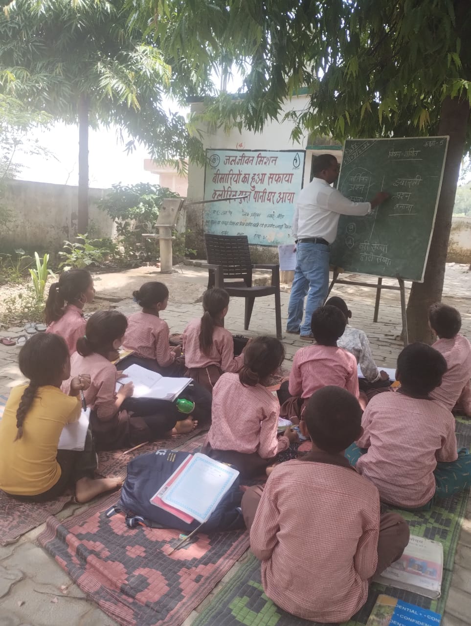 फोटो-10- टपकती छत पर लगाई गई पन्नी और नीचे चलती कक्षा। संवाद फोटो-10- टपकती छत पर लगाई गई पन्नी और नीचे चलती कक्षा। संवाद