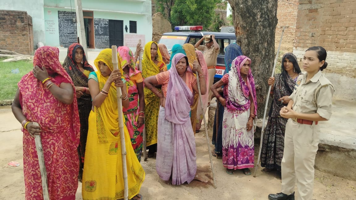 फोटो- 12 एचएएमपी 07- राठ के कोठा गांव में कुएं में गिरे युवक को निकालने का प्रयास करती पुलिस। स फोटो- 12 एचएएमपी 07- राठ के कोठा गांव में कुएं में गिरे युवक को निकालने का प्रयास करती पुलिस। स
