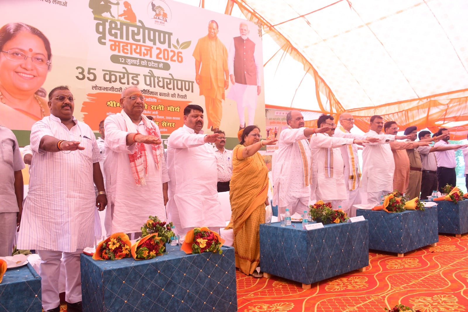 फोटो 12 सीकेटीपी 33 एसडीएम कॉलोनी के पार्क में रोपे गए पौधे में मिट्टी डालते आयुक्त व अन्य। संव फोटो 12 सीकेटीपी 33 एसडीएम कॉलोनी के पार्क में रोपे गए पौधे में मिट्टी डालते आयुक्त व अन्य। संव