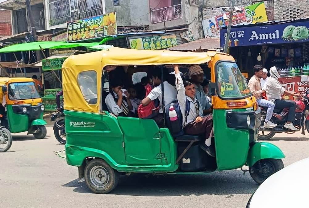 फोटो-22- बिना सुरक्षा जाली के ई-रिक्शे में सवार स्कूली बच्चे।संवाद