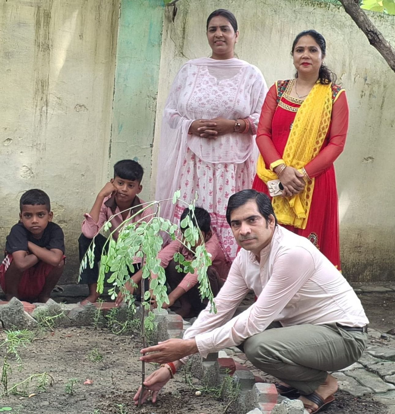 फोटो 23: लोहिया पार्क में पौधरोपण करते भाजपा जिलाध्यक्ष अजीत सिंह बब्बन, डीएचओ सुभाष चंद्र और न