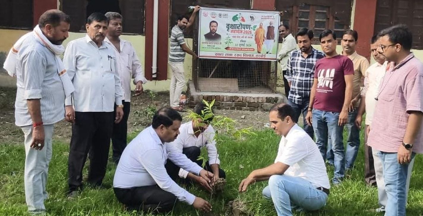 फोटो 23: लोहिया पार्क में पौधरोपण करते भाजपा जिलाध्यक्ष अजीत सिंह बब्बन, डीएचओ सुभाष चंद्र और न