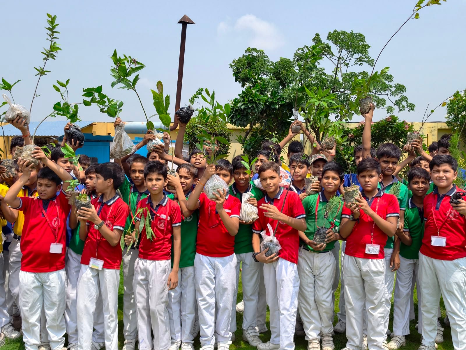 फोटो 23: लोहिया पार्क में पौधरोपण करते भाजपा जिलाध्यक्ष अजीत सिंह बब्बन, डीएचओ सुभाष चंद्र और न