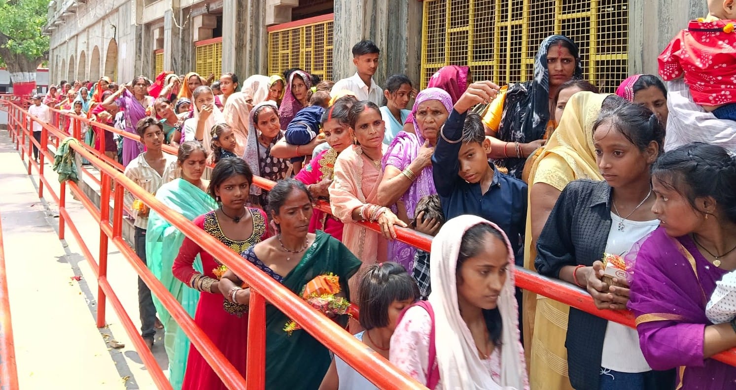 फोटो-24-बलरामपुर के शक्तिपीठ देवीपाटन मंदिर में पूजा अर्चना करते श्रद्धालु ।-संवाद फोटो-24-बलरामपुर के शक्तिपीठ देवीपाटन मंदिर में पूजा अर्चना करते श्रद्धालु ।-संवाद