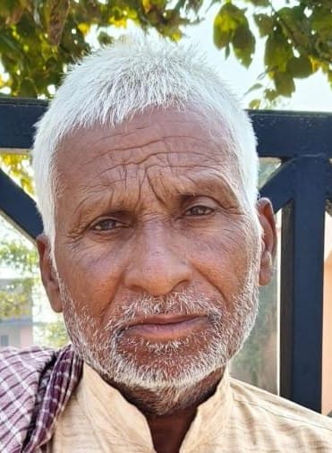 फोटो -25- कॉलोनी की बिल्डिंग से सटकर जमां कीचड़ को दिखाता युवक। संवाद फोटो -25- कॉलोनी की बिल्डिंग से सटकर जमां कीचड़ को दिखाता युवक। संवाद
