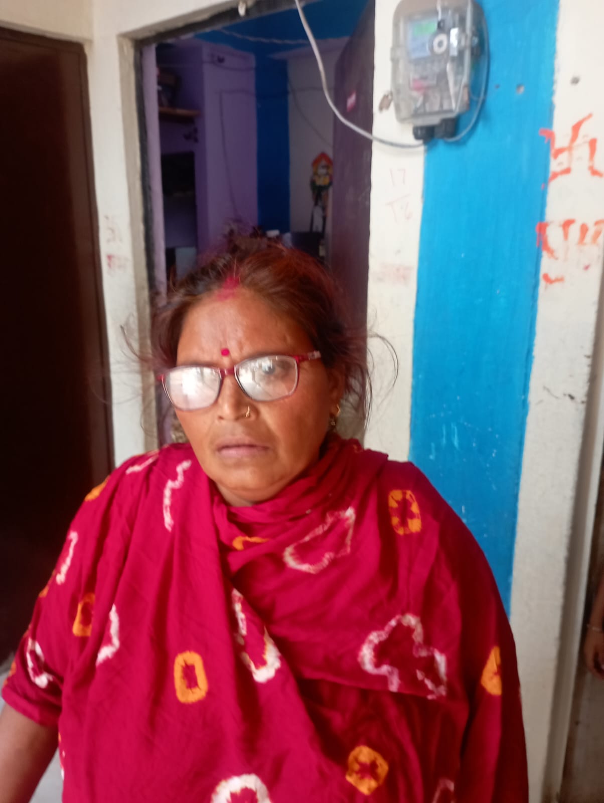 फोटो -25- कॉलोनी की बिल्डिंग से सटकर जमां कीचड़ को दिखाता युवक। संवाद फोटो -25- कॉलोनी की बिल्डिंग से सटकर जमां कीचड़ को दिखाता युवक। संवाद