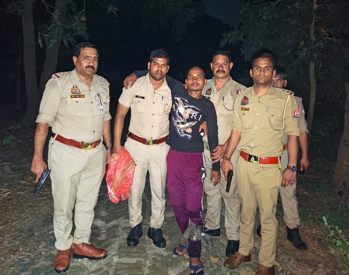 फोटो-3 सीएचसी कायमगंज में भर्ती घायल सिपाही प्रवीण कुमार। संवाद फोटो-3 सीएचसी कायमगंज में भर्ती घायल सिपाही प्रवीण कुमार। संवाद