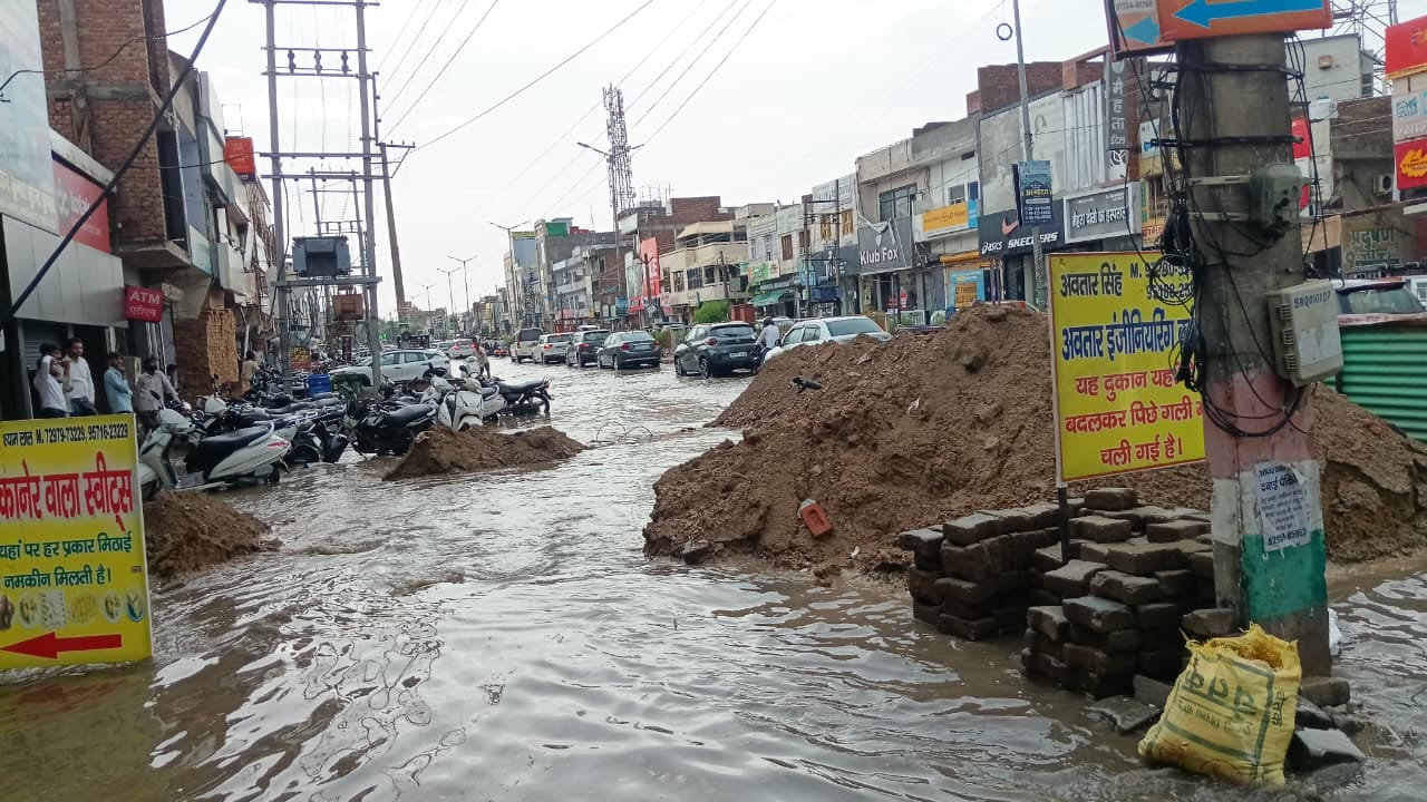 फतेहाबाद के जवाहर चौक में जलभराव के बीच खेलते हुए बच्चे फतेहाबाद के जवाहर चौक में जलभराव के बीच खेलते हुए बच्चे