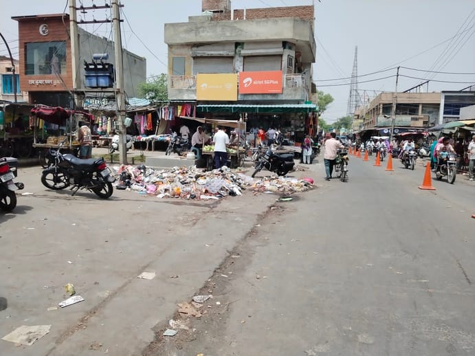 फतेहाबाद। शहर फतेहाबाद में स्वच्छता अभियान के तहत श्रमदान करते हुए कैबिनेट मंत्री कृष्ण कुमार ब फतेहाबाद। शहर फतेहाबाद में स्वच्छता अभियान के तहत श्रमदान करते हुए कैबिनेट मंत्री कृष्ण कुमार ब