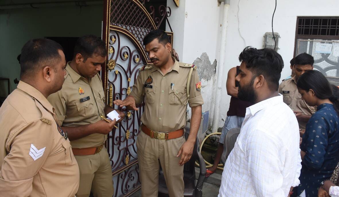 गुडंबा के हॉस्टल में पड़ताल करती पुलिस। गुडंबा के हॉस्टल में पड़ताल करती पुलिस।