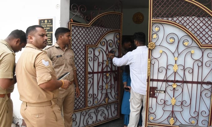 गुडंबा के हॉस्टल में पड़ताल करती पुलिस। गुडंबा के हॉस्टल में पड़ताल करती पुलिस।