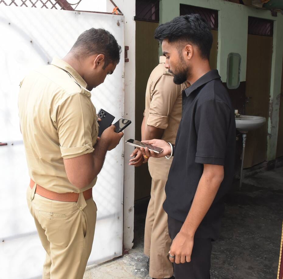गुडंबा के हॉस्टल में पड़ताल करती पुलिस। गुडंबा के हॉस्टल में पड़ताल करती पुलिस।