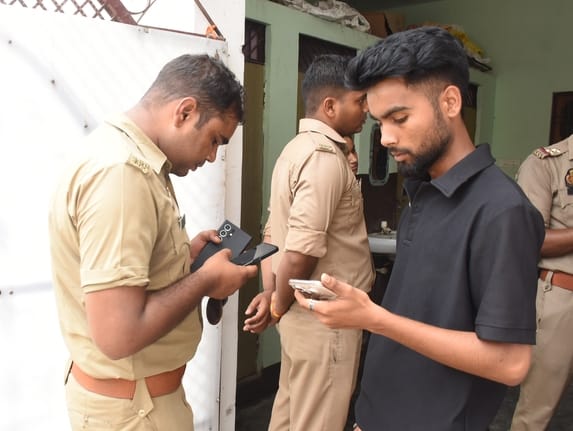 गुडंबा के हॉस्टल में पड़ताल करती पुलिस। गुडंबा के हॉस्टल में पड़ताल करती पुलिस।