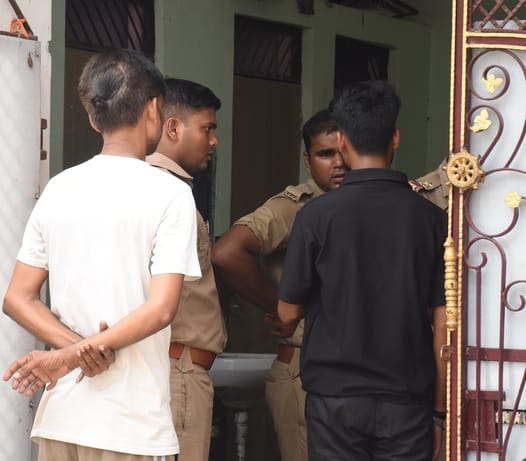 गुडंबा के हॉस्टल में पड़ताल करती पुलिस। गुडंबा के हॉस्टल में पड़ताल करती पुलिस।