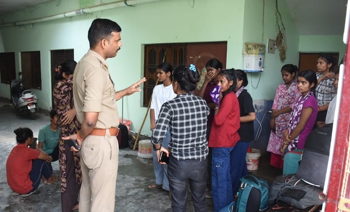 गुडंबा के हॉस्टल में पड़ताल करती पुलिस। गुडंबा के हॉस्टल में पड़ताल करती पुलिस।