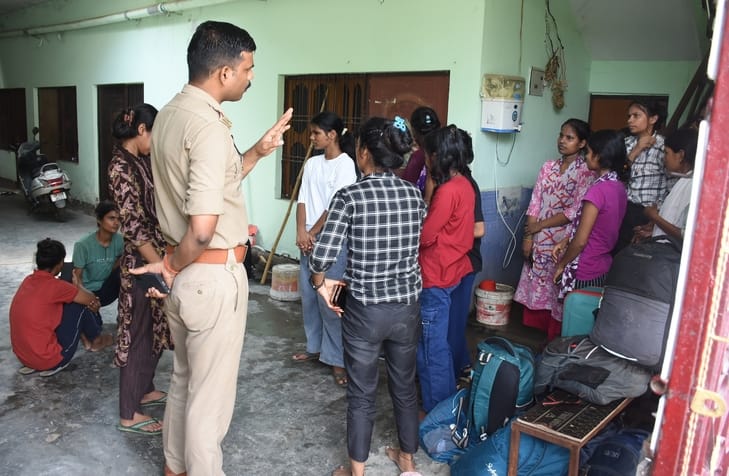 गुडंबा के हॉस्टल में पड़ताल करती पुलिस। गुडंबा के हॉस्टल में पड़ताल करती पुलिस।