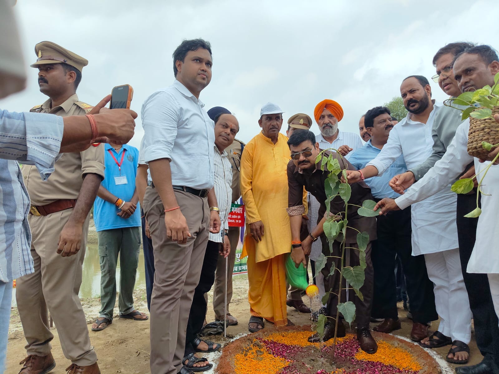 ग्राम टाह स्थित विद्यालय परिसर में 'एक पेड़ मां के नाम' अभियान के तहत पौधरोपण के बाद पौधे को पा ग्राम टाह स्थित विद्यालय परिसर में 'एक पेड़ मां के नाम' अभियान के तहत पौधरोपण के बाद पौधे को पा