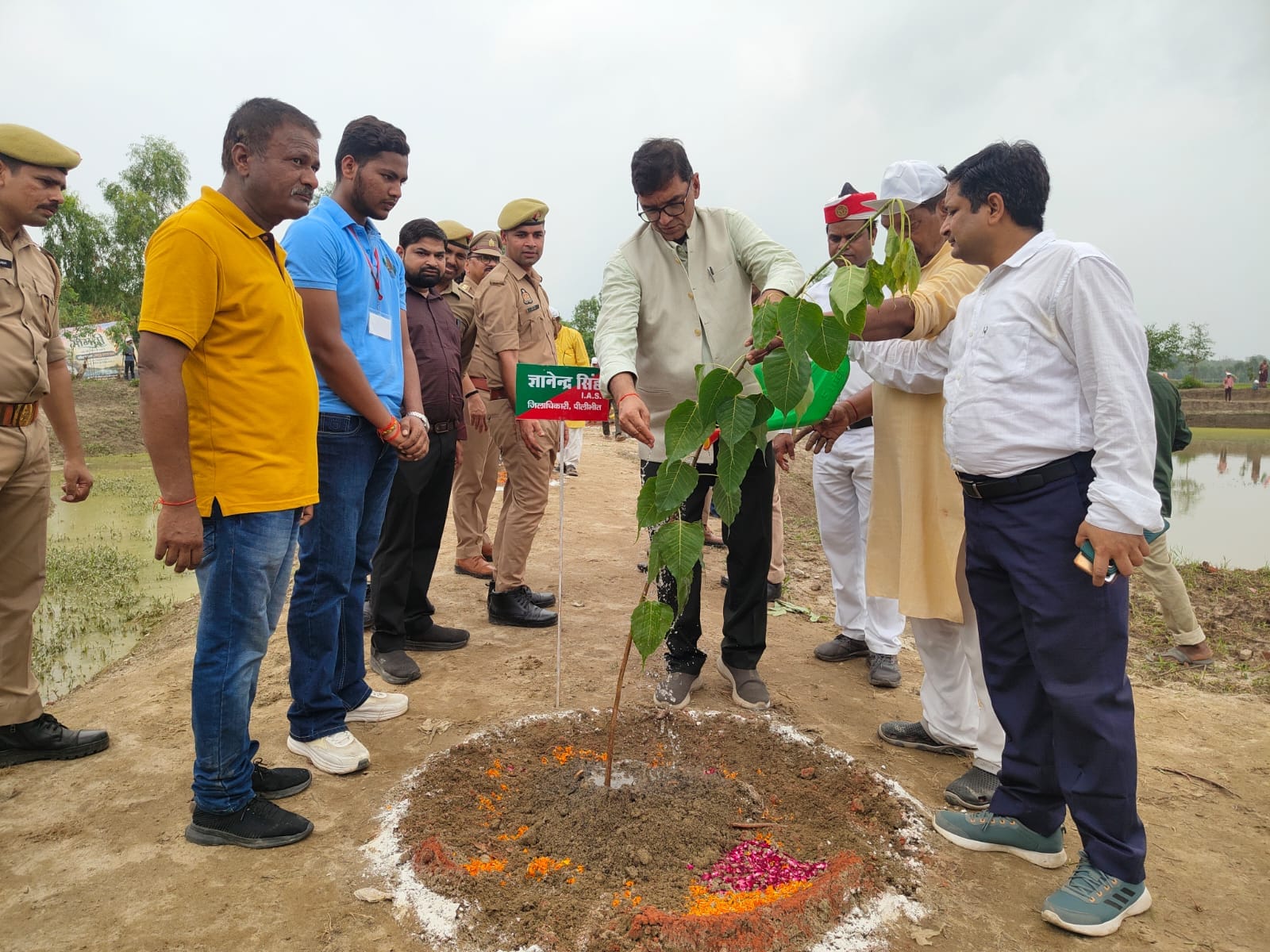 ग्राम टाह स्थित विद्यालय परिसर में 'एक पेड़ मां के नाम' अभियान के तहत पौधरोपण के बाद पौधे को पा ग्राम टाह स्थित विद्यालय परिसर में 'एक पेड़ मां के नाम' अभियान के तहत पौधरोपण के बाद पौधे को पा