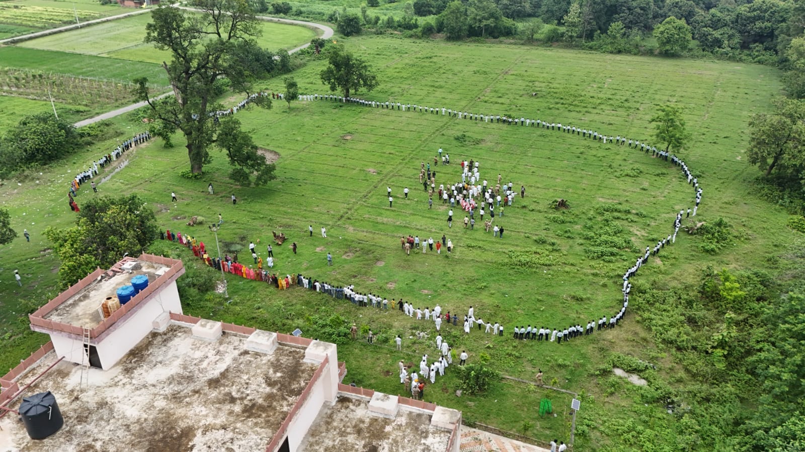 ग्राम टाह स्थित विद्यालय परिसर में 'एक पेड़ मां के नाम' अभियान के तहत पौधरोपण के बाद पौधे को पा ग्राम टाह स्थित विद्यालय परिसर में 'एक पेड़ मां के नाम' अभियान के तहत पौधरोपण के बाद पौधे को पा