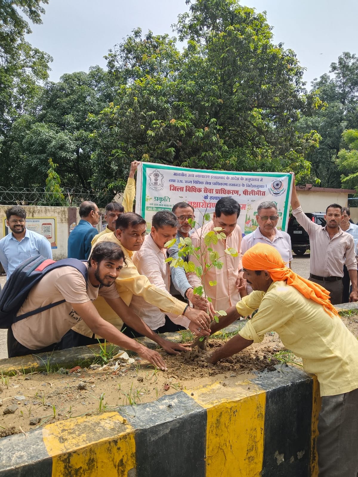 ग्राम टाह स्थित विद्यालय परिसर में 'एक पेड़ मां के नाम' अभियान के तहत पौधरोपण के बाद पौधे को पा ग्राम टाह स्थित विद्यालय परिसर में 'एक पेड़ मां के नाम' अभियान के तहत पौधरोपण के बाद पौधे को पा