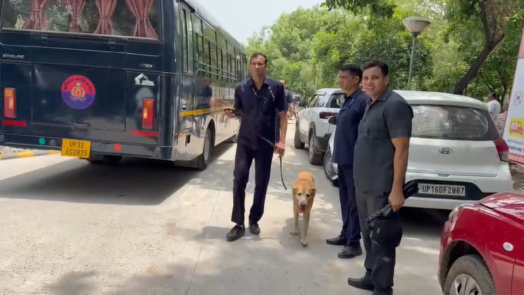 ग्रेटर नोएडा के सूरजपुर स्थित कलेक्ट्रेट को बम से उडाने की ई मेल मिलने के बाद तैनात तैनात फायर ग्रेटर नोएडा के सूरजपुर स्थित कलेक्ट्रेट को बम से उडाने की ई मेल मिलने के बाद तैनात तैनात फायर