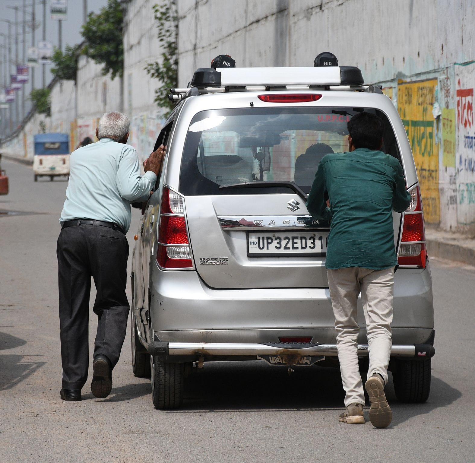 गाड़ी खींचते लोग। गाड़ी खींचते लोग।