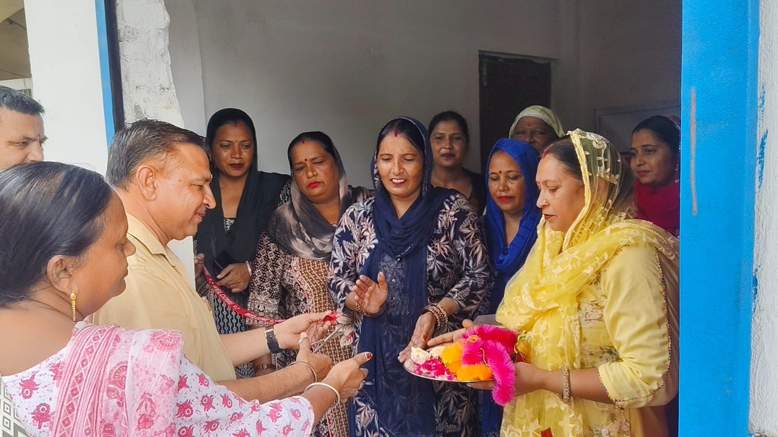 गांव मिश्री का माजरा में आटा चक्की के पास मौजूद महिलाएं। संवाद गांव मिश्री का माजरा में आटा चक्की के पास मौजूद महिलाएं। संवाद