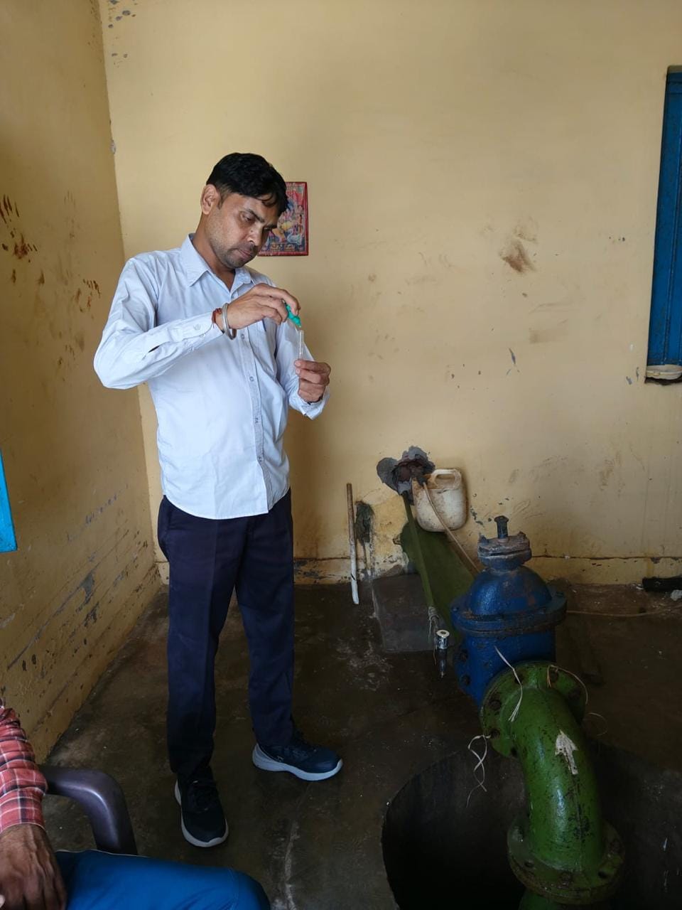 घर से लिए गए पानी के नमूने की जांच करता कर्मचारी। संवाद घर से लिए गए पानी के नमूने की जांच करता कर्मचारी। संवाद