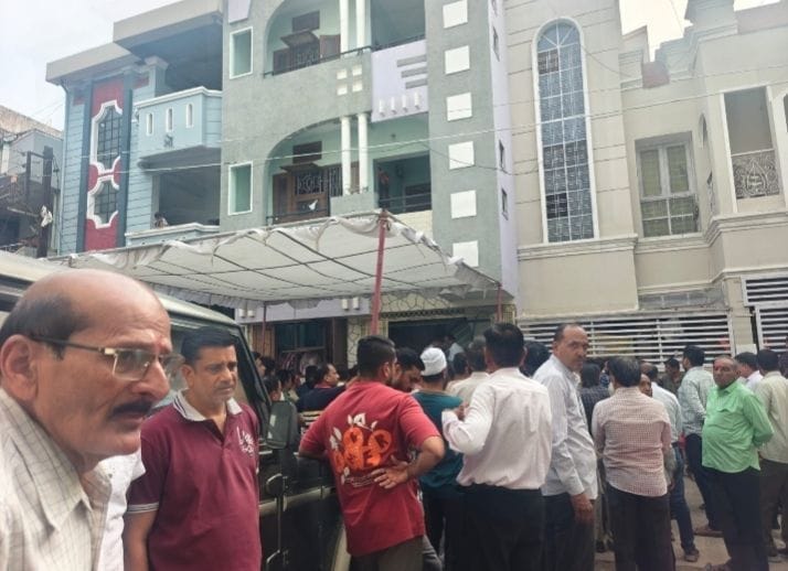 घटना के बाद परिवार के लोग घर के बाहर हुए