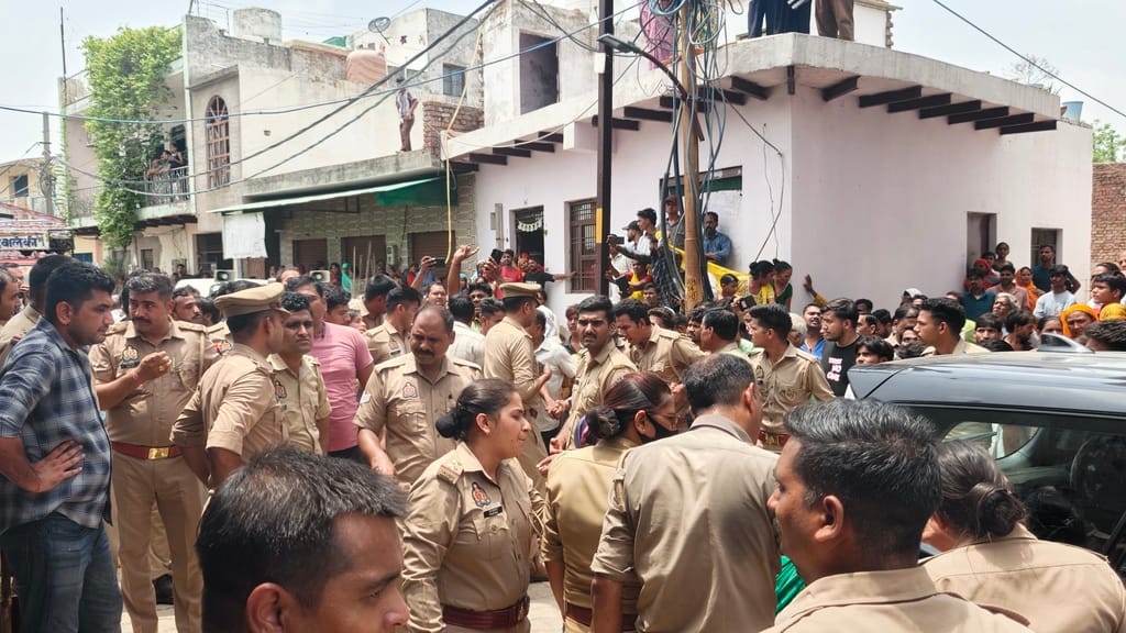 हंगामा करते परिजन हंगामा करते परिजन