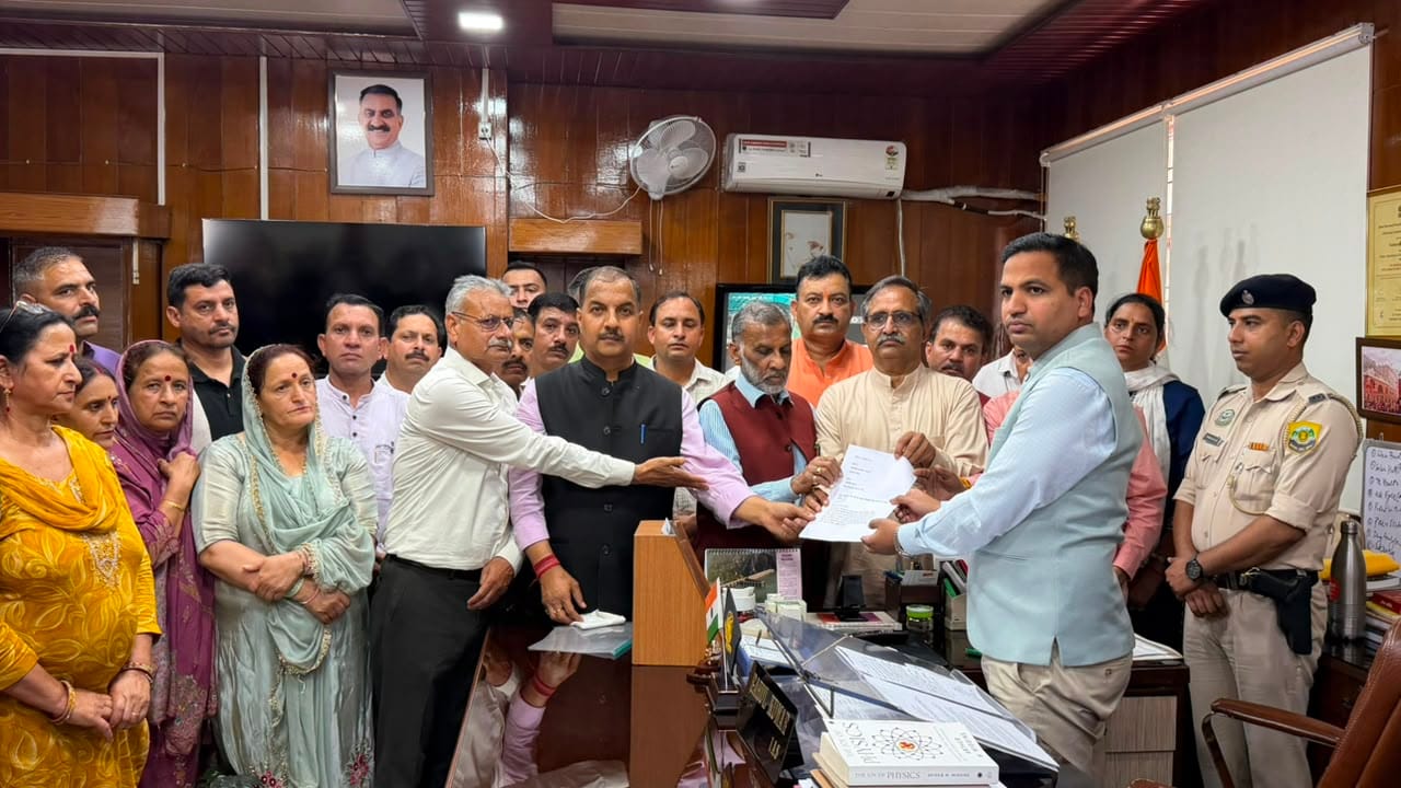 जिला मुख्यालय पर रैली निकालते भाजपा कार्यकर्ता। स्रोत: जागरूक पाठक