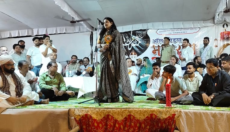 झिंझाना के उर्स मेले में मुशायरे में मौजूद लोग। संवाद झिंझाना के उर्स मेले में मुशायरे में मौजूद लोग। संवाद
