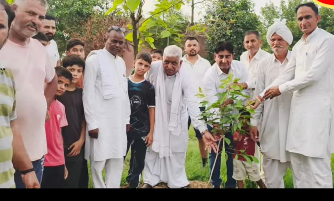 किछाना गांव में आयोजित पौधारोपण कार्यक्रम के दौरान पौधे लगाते समाजसेवी राजा राम व उपस्थित गणमान
