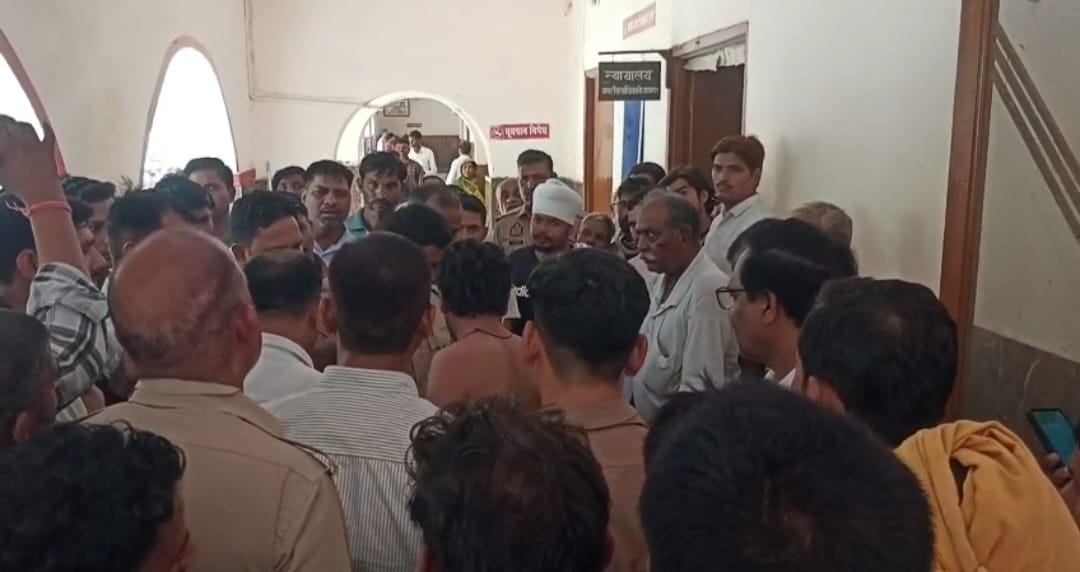 कलेक्ट्रेट में पेट्रोल लेकर आत्मदाह का प्रयास करने वाला युवक राहुल। स्रोत वीडियो ग्रैब