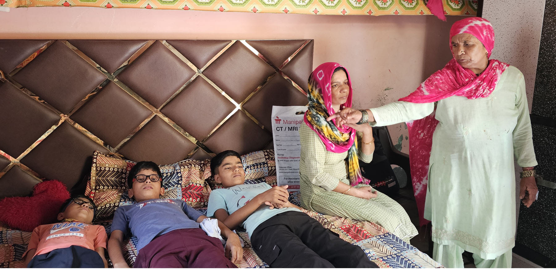 कलायत के सजूमा में बच्चों की जांच के लिए प्राथमिक स्वास्थ्य केंद्र पहुंचे ग्रामीणों की भीड़