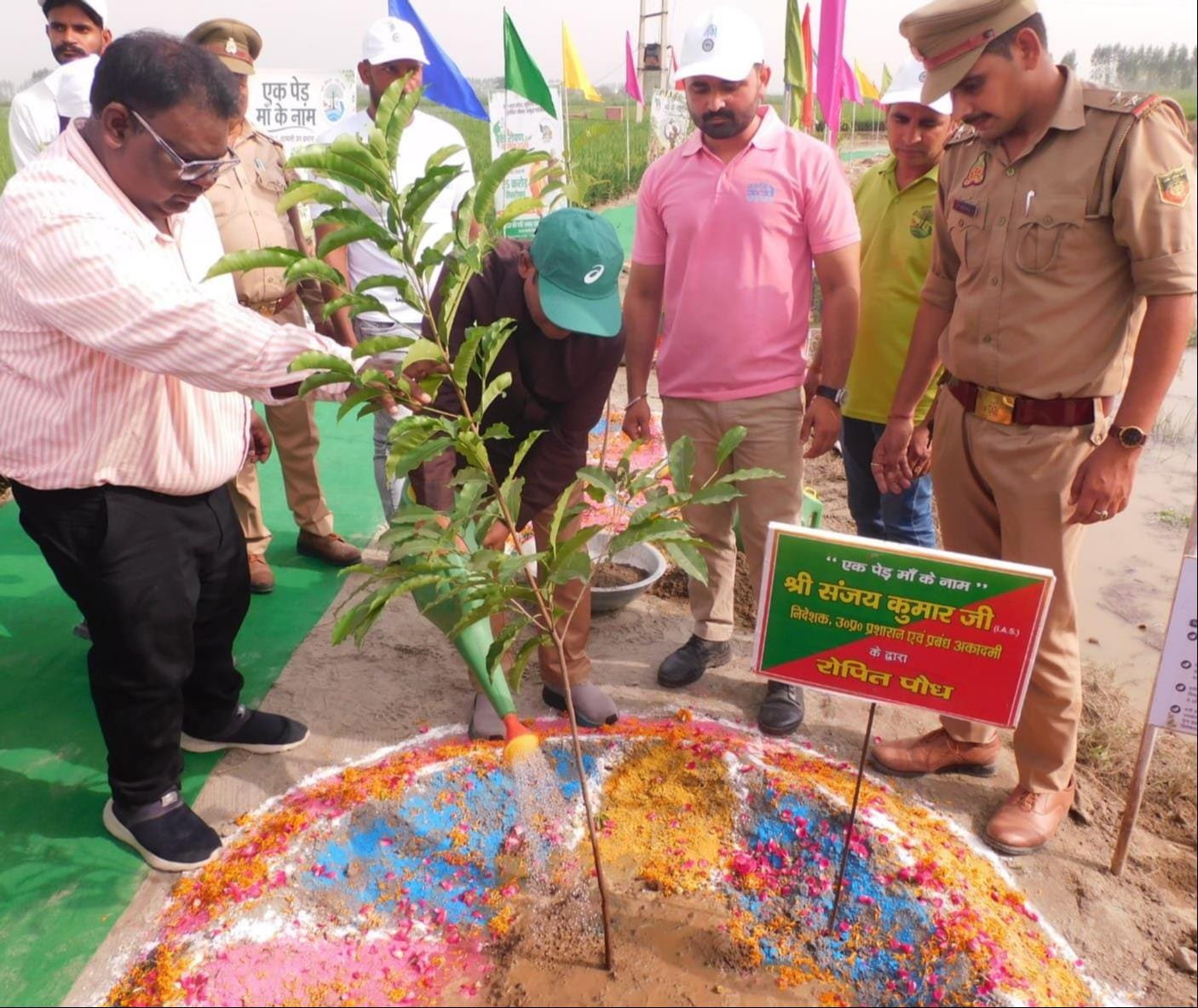 कंपोजिट विद्यालय सिंभालका में पौधरोपण करते। स्कूल कंपोजिट विद्यालय सिंभालका में पौधरोपण करते। स्कूल