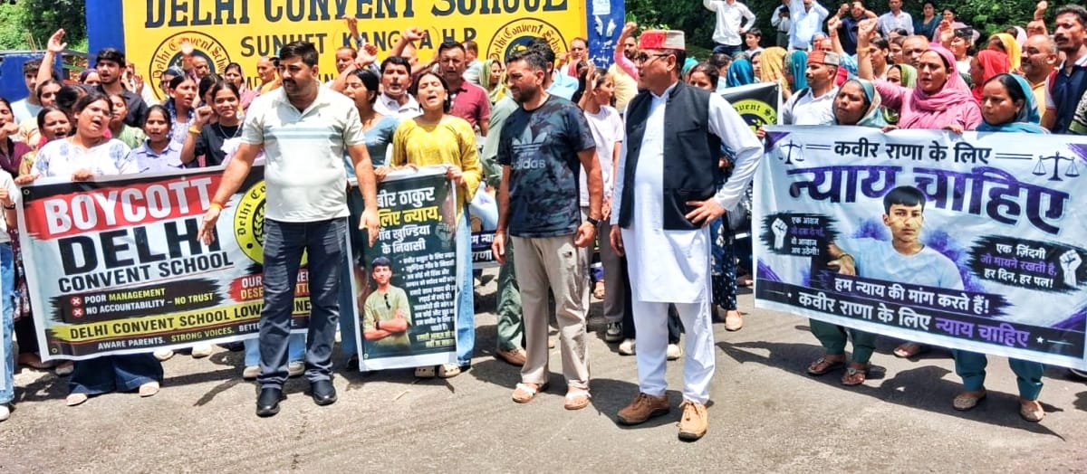 खुंडियां के ठंबा गांव में छात्र आत्महत्या मामले में लोगों ने लोअर सुनहेत स्थित निजी स्कूल के गे