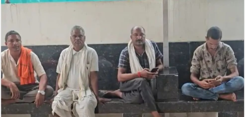 मृतक महिला की फोटो पति व बच्ची के साथ।