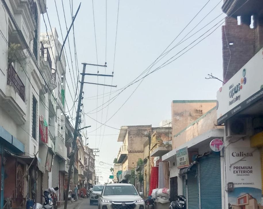 मढ़ी चौक से टिकटगंज के बीच एक बिजली का पोल नीचे से गला। संवाद मढ़ी चौक से टिकटगंज के बीच एक बिजली का पोल नीचे से गला। संवाद