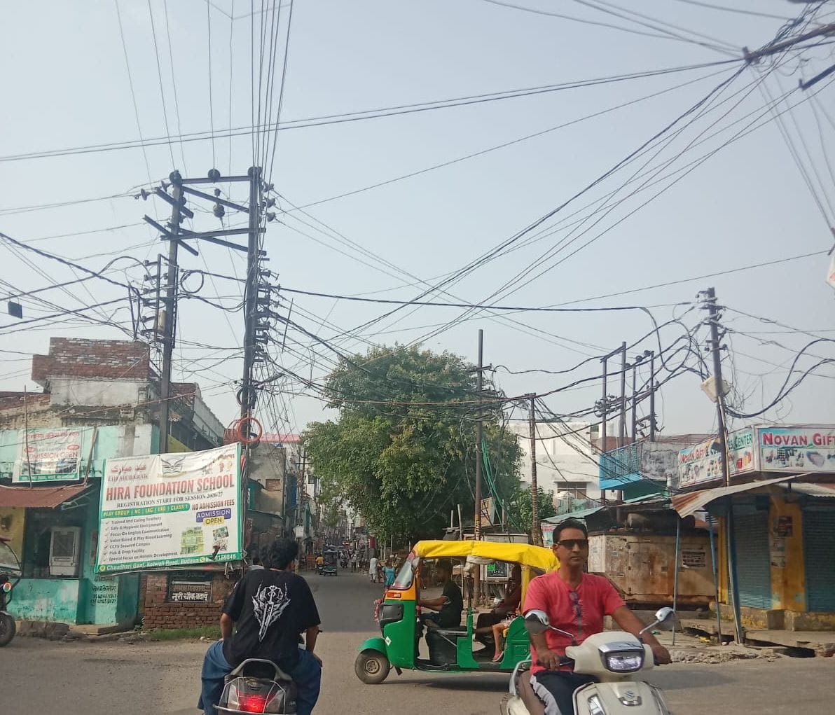 मढ़ी चौक से टिकटगंज के बीच एक बिजली का पोल नीचे से गला। संवाद मढ़ी चौक से टिकटगंज के बीच एक बिजली का पोल नीचे से गला। संवाद