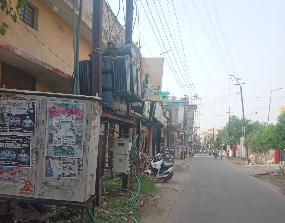 मढ़ी चौक से टिकटगंज के बीच एक बिजली का पोल नीचे से गला। संवाद मढ़ी चौक से टिकटगंज के बीच एक बिजली का पोल नीचे से गला। संवाद