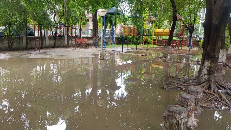 नगर निगम ऊना के एमसी पार्क में बारिश से जगह जगह हुआ जल भराव। संवाद।