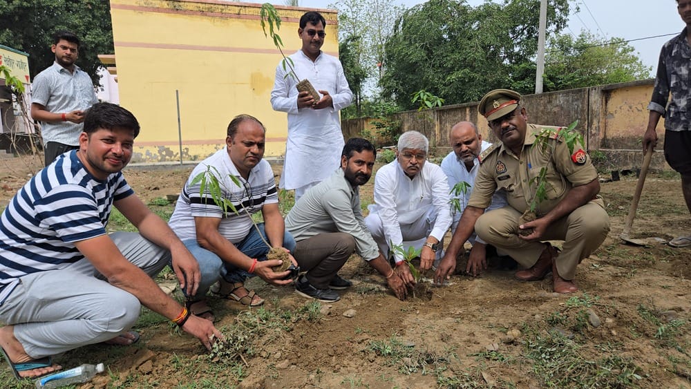 नेहरू स्टेडियम में पौधरोपण करते खिलाड़ी व मौके पर मौजूद क्रीड़ाधिकारी देवी प्रसाद। संवाद नेहरू स्टेडियम में पौधरोपण करते खिलाड़ी व मौके पर मौजूद क्रीड़ाधिकारी देवी प्रसाद। संवाद